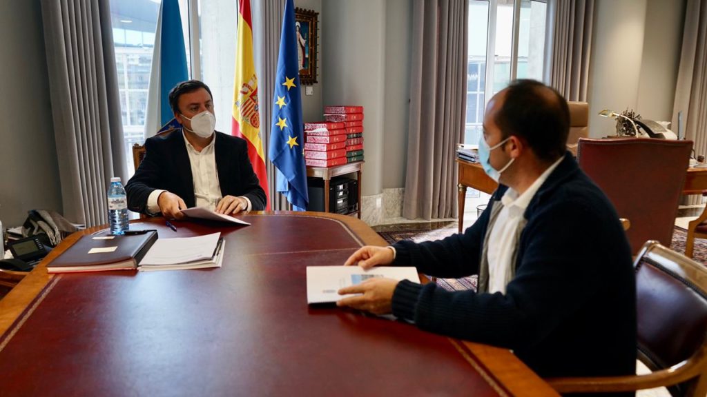 Reunión do alcalde de Malpica, Walter Pardo Añón y el presidente de la Deputación de A Coruña, Valentín González Formoso